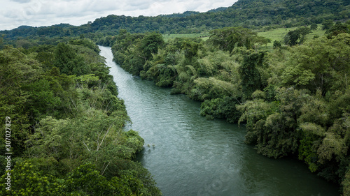 Riol a Miel en Norcasia Caldas  rio color esmeralda en Colombia