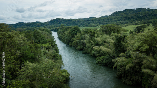 Riol a Miel en Norcasia Caldas  rio color esmeralda en Colombia