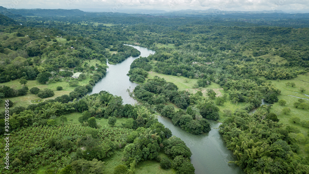 Riol a Miel en Norcasia Caldas, rio color esmeralda en Colombia