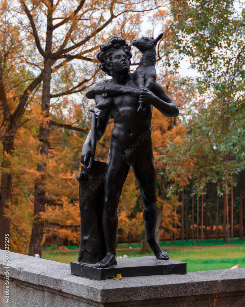 Naklejka premium Antique sculpture in Tsarskoye selo park