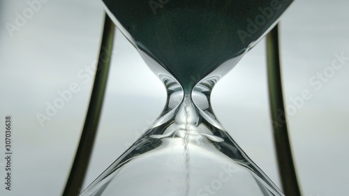 Billede på lærred Sand timer clock with sand flowing countdown from through hour glass