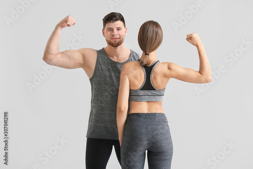 Sporty young couple on ligh...