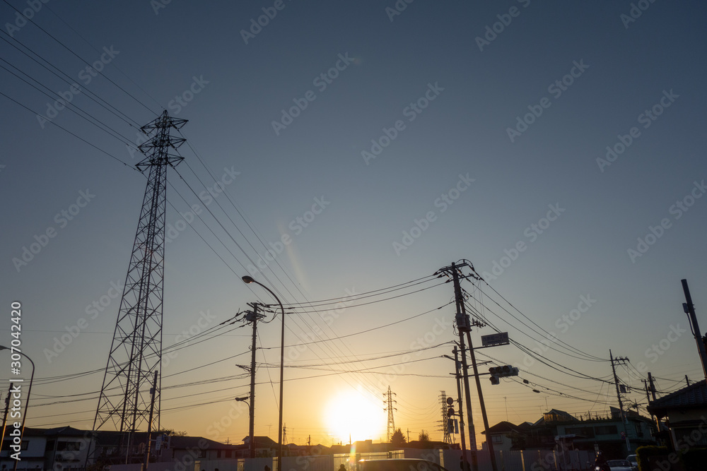 夕方の交差点から見る沈む夕日