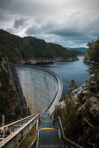 Foto Massive Gordon dam water reservoir in Tasmania
