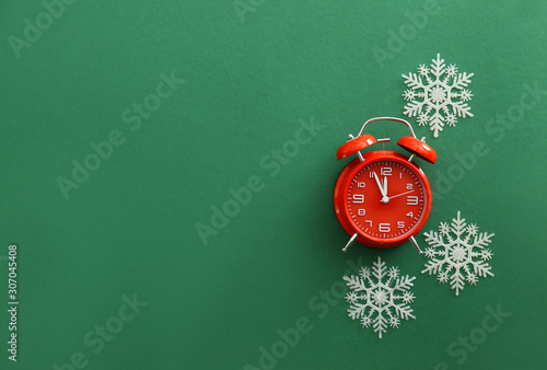 Cuadro en lienzo Alarm clock with snowflakes on color background