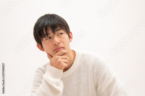 考え事をする男子高校生