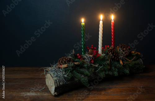 tonco yule con velas encendidas navidad celebracion ritual photo