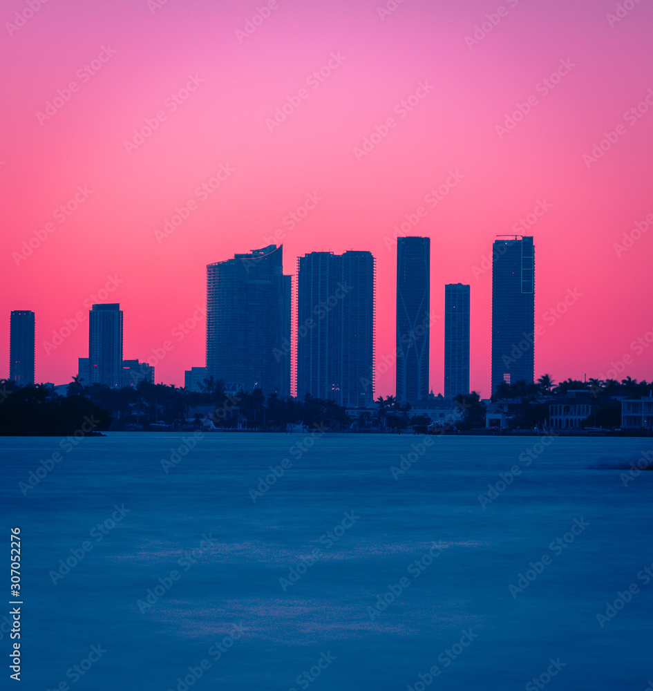 Fototapeta premium miami sunset night city buildings sea views colors