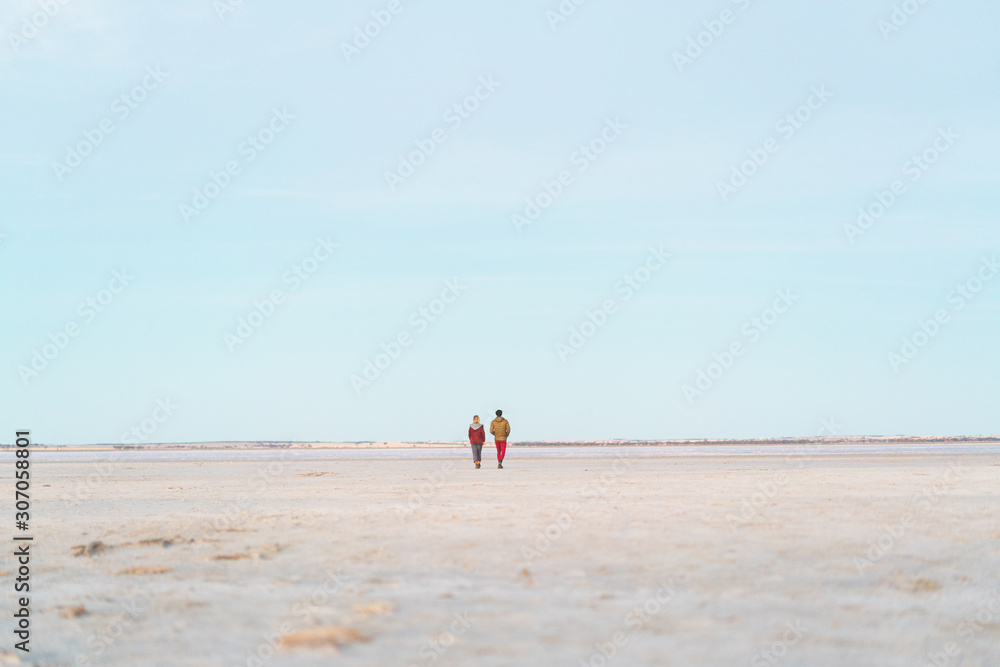 Obraz premium couple walking on the beach