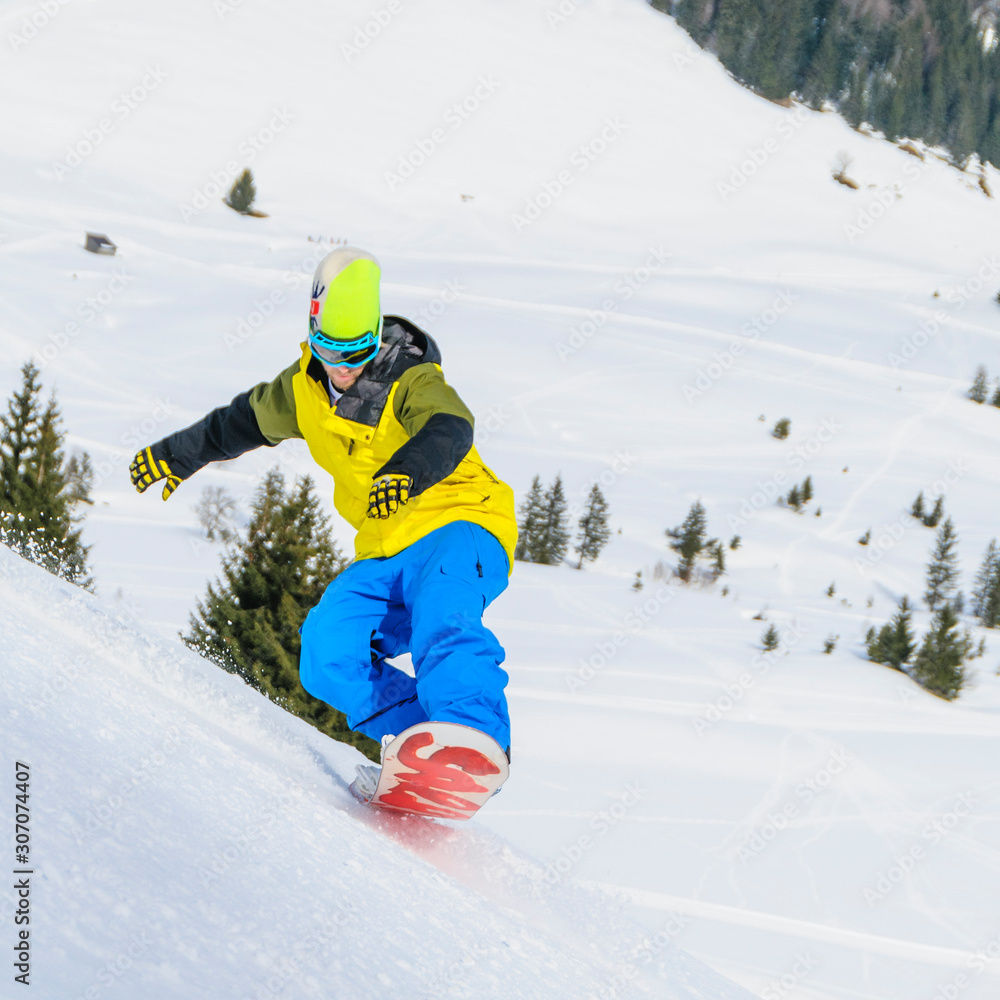 Snowboarder hat Spass auf dem Board im freien Gelände
