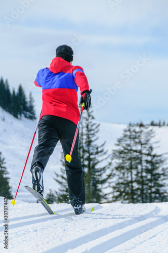 Mann beim Skilanglauf im klassischen Stil