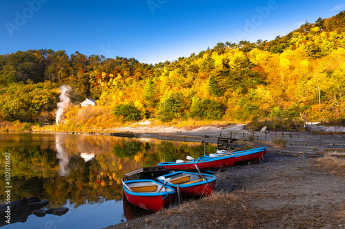 紅葉の宮城鳴子の酸性湖潟沼とボート