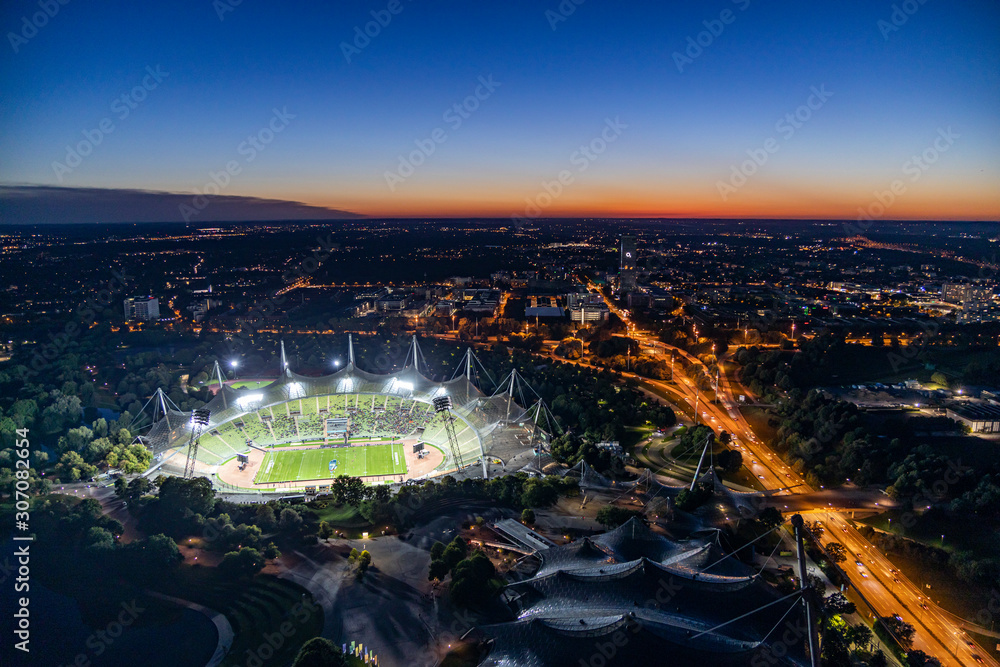Fototapeta premium Nächtlicher Blick über München, den Olympiapark und das erleuchtete Olympiastadion