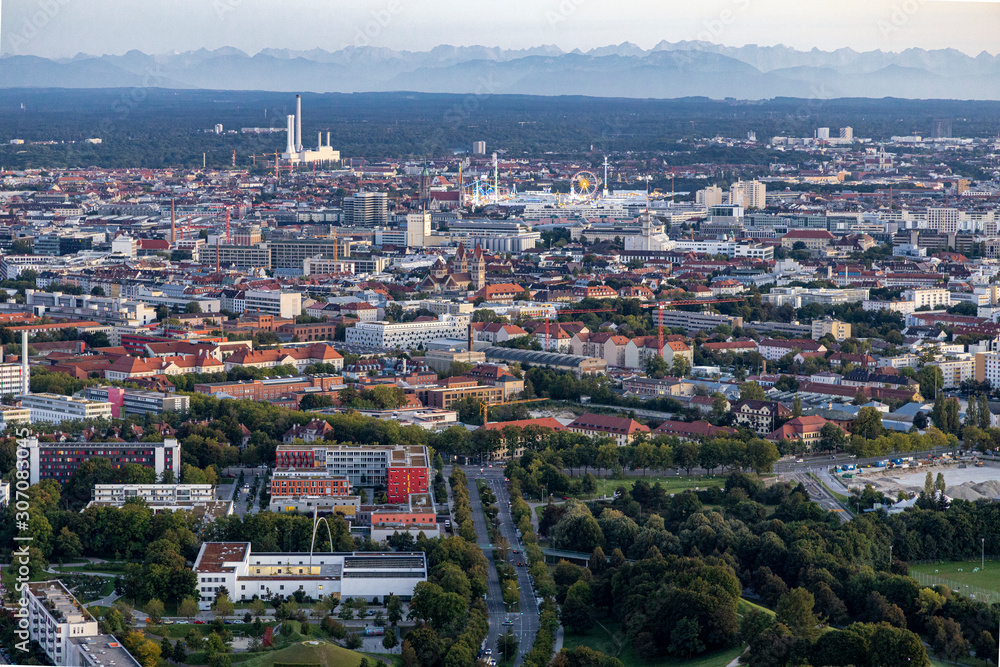 Blick über München und das Oktoberfest bei Alpensicht