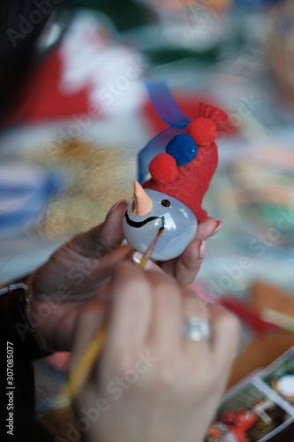 Making a Christmas toy a snowman at home