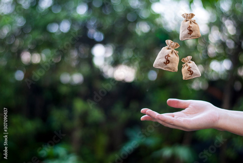 Pocket money and place it on the highest point in the park to request investment loans planned in the future