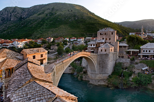 Die Stari Most (Alte Brücke), das Wahrzeichen der Stadt Mostar in Bosnien-Herzegowina.