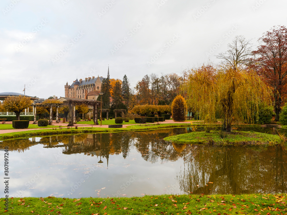Espaces engazonnés, allées et bassins en cascades du Parc floral et jardin public de Lapalisse en Allier en automne