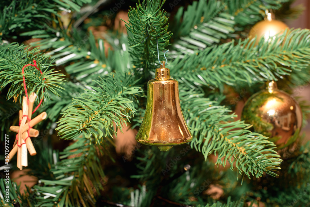 Christbaumschmuck goldene Glocke im Christbaum hängend mit goldenen