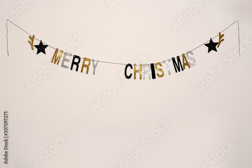 Girlande mit Merry Christmas Schriftzug in schwarz, silber und gold mit Glitzer photo