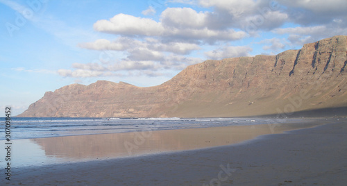panorama von stillem weiten strand auf lanzarote
