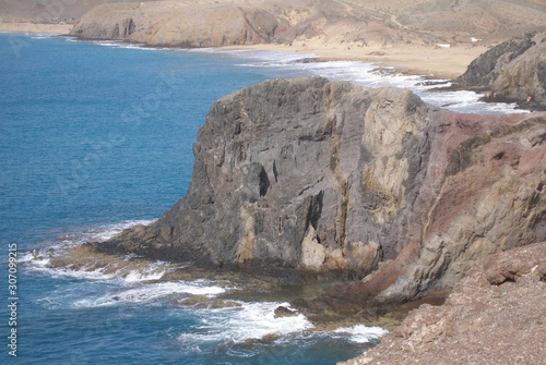 panorama von stillem weiten strand auf lanzarote