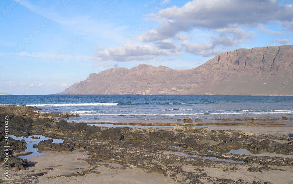 panorama von stillem weiten strand auf lanzarote panorama von stillem weiten strand auf lanzarote
