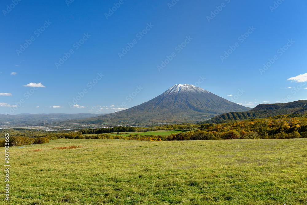 Fototapeta premium 秋の羊蹄山