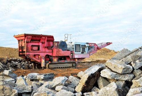 Tableau sur toile Mobile Stone crusher machine by the construction site or mining quarry for crushing old concrete slabs into gravel and subsequent cement production