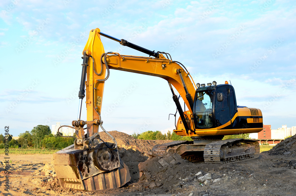 Excavator with crusher bucket for crushing concrete. Construction waste recycling for construction mix. Sifting and grinding bucket for the separation of concrete into fractions of higher quality. Excavator with crusher bucket for crushing concrete. Construction waste recycling for construction mix. Sifting and grinding bucket for the separation of concrete into fractions of higher quality.