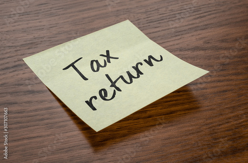 Sticky note with the text Tax return