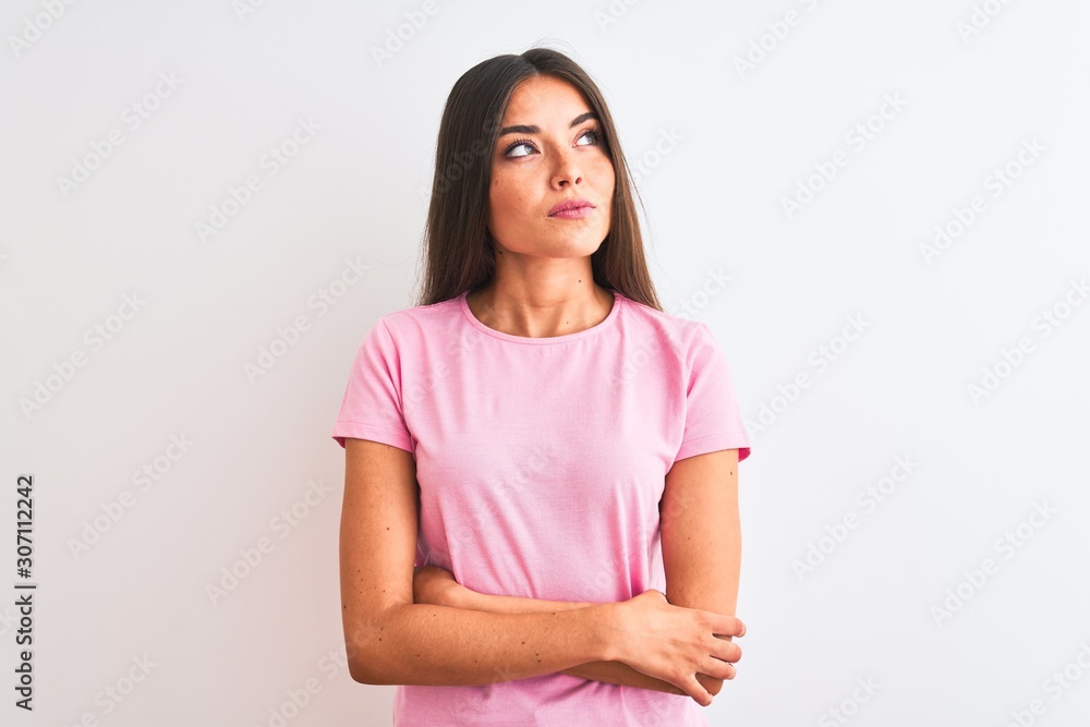 Obraz premium Young beautiful woman wearing pink casual t-shirt standing over isolated white background smiling looking to the side and staring away thinking.