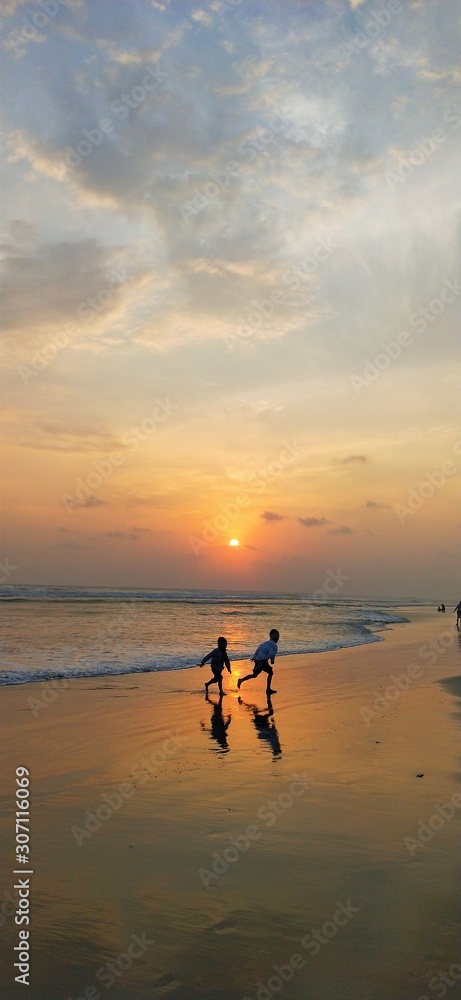 Fototapeta premium silhouette of man on beach at sunset