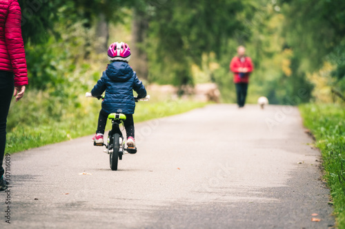 Wallpaper Mural Kind lernt Fahrrad fahren Torontodigital.ca