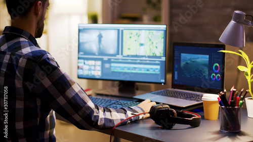 Foto Movie maker editing a film using modern software