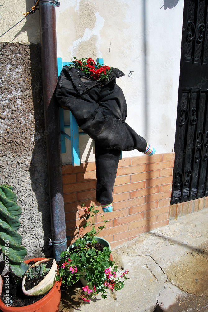 Fototapeta premium Vasi creativi con fiori in antico borgo abruzzese, Italia