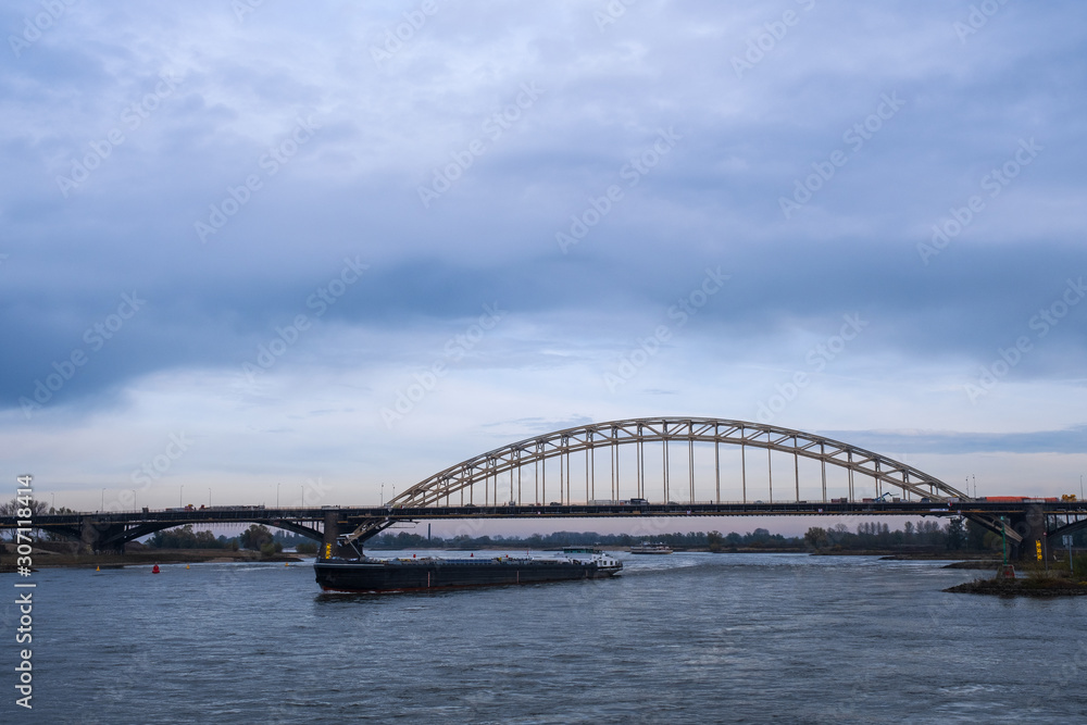 Brücke über die Waal bei Nijmegen/Niederlande