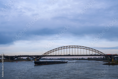 Brücke über die Waal bei Nijmegen/Niederlande