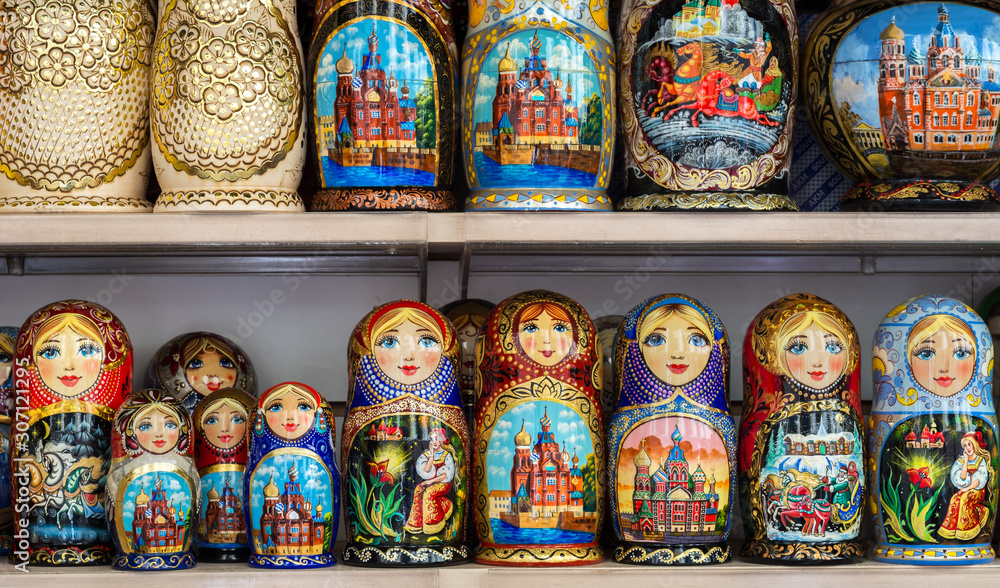 Fototapeta premium Wooden Nesting Dolls or Russian Matryoshka Dolls in the street market in Russia, nesting dolls - traditional Russian souvenirs for tourists