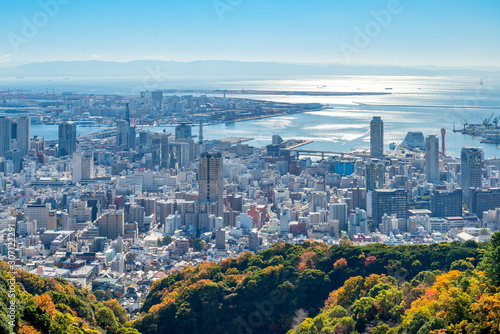 秋色の神戸、神戸市中央区市章山から神戸港・ポートアイランド方面を望む