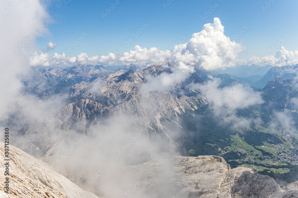 Góra w chmurach. Dolomity - grupa Cristallo widziana ze szczytu Tofany.  Wędrówka w chmurach.