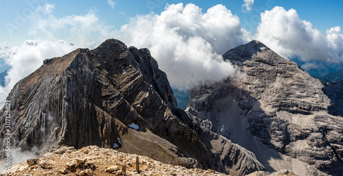 Szczyt Tofana - turystyka górska. Chmury wokół szczytu górskiego - krajobraz Dolomitów.