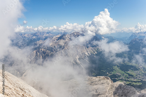 Góra w chmurach. Dolomity - grupa Cristallo widziana ze szczytu Tofany. Wędrówka w chmurach.