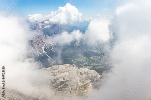 Krajobraz Dolomitów wynurzający się z chmur. Widok ze szczytu. Wędrówka w chmurach.