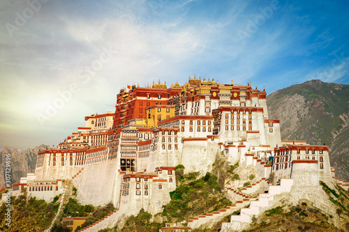 Wall Mural The famous Potala Palace in Lhasa, Tibet