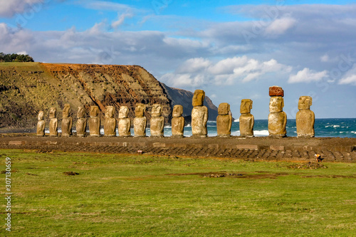 Moai-Steinfiguren am Ahu Tongariki auf der Osterinsel photo
