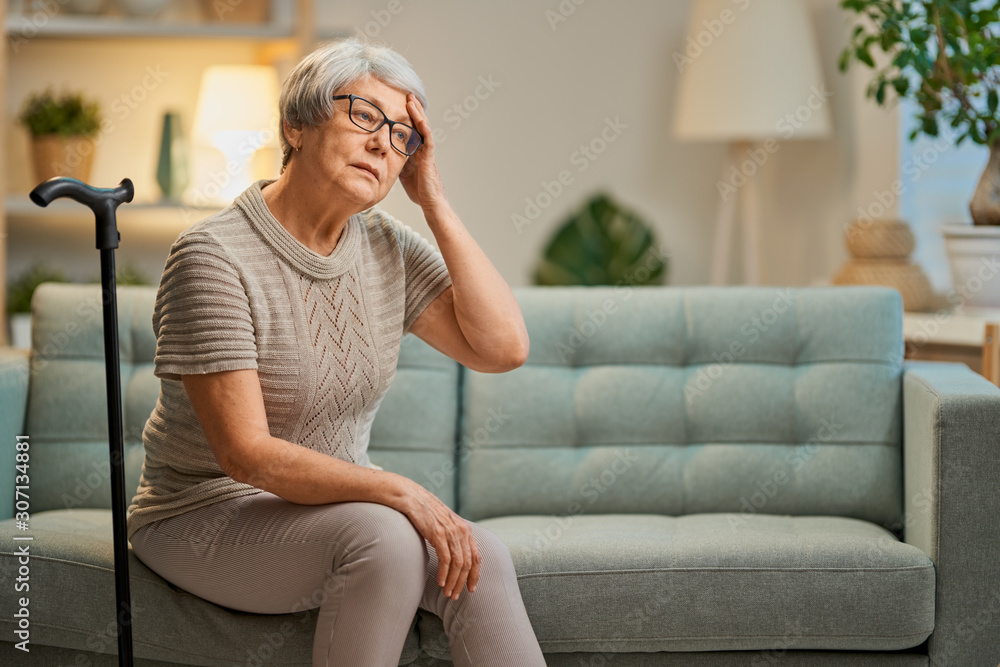 Obraz premium elderly woman isn't feeling well