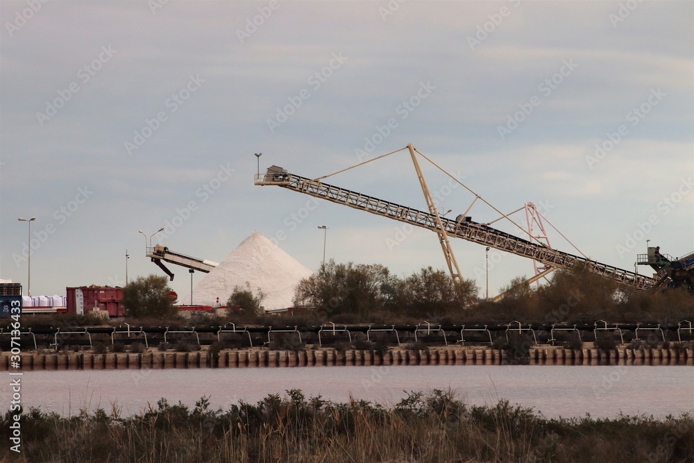 Les salins du midi à Aigues Mortes - Département du Gard - Région Occitanie - France - Site de production de sel de mer Les salins du midi à Aigues Mortes - Département du Gard - Région Occitanie - France - Site de production de sel de mer
