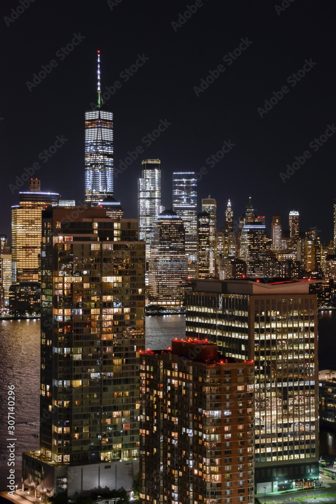 Manhattan Financial District Skyline Hochhäuser Wolkenkratzer Hudson Nacht Lichtermeer erleuchtet Silhouetten One World Trade Center New Jersey