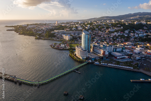 Vue aérienne de Fort de France au couché du soleil, en Martinique
